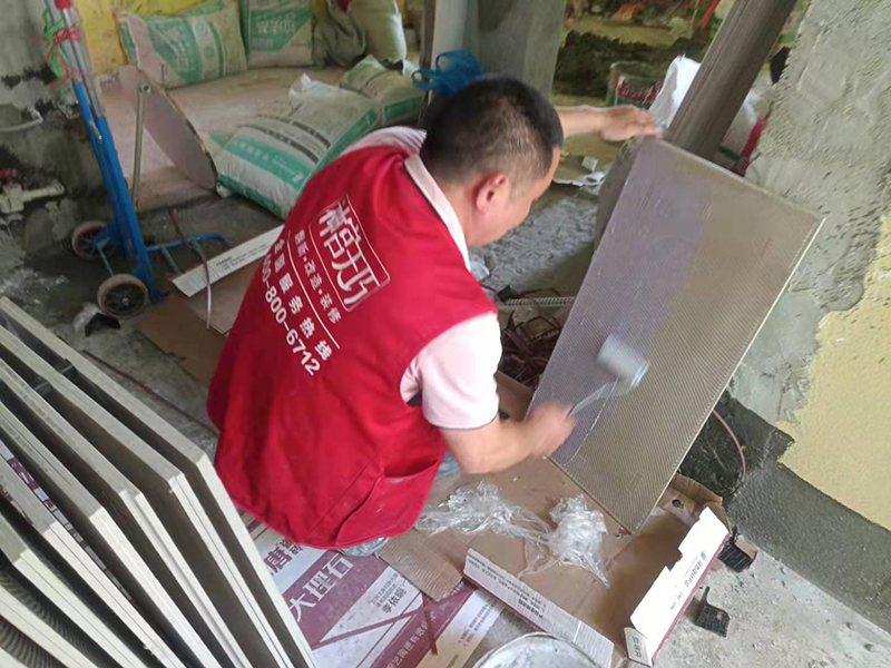 為什么舊房墻面瓷磚容易開裂？二手房廚房墻磚裝修施工(圖2)