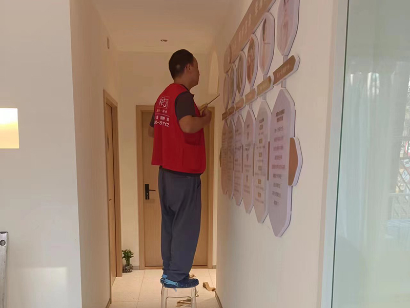 家里過道墻壁翻新一般都找誰？專業師傅都是這樣翻新舊墻面的(圖1)
