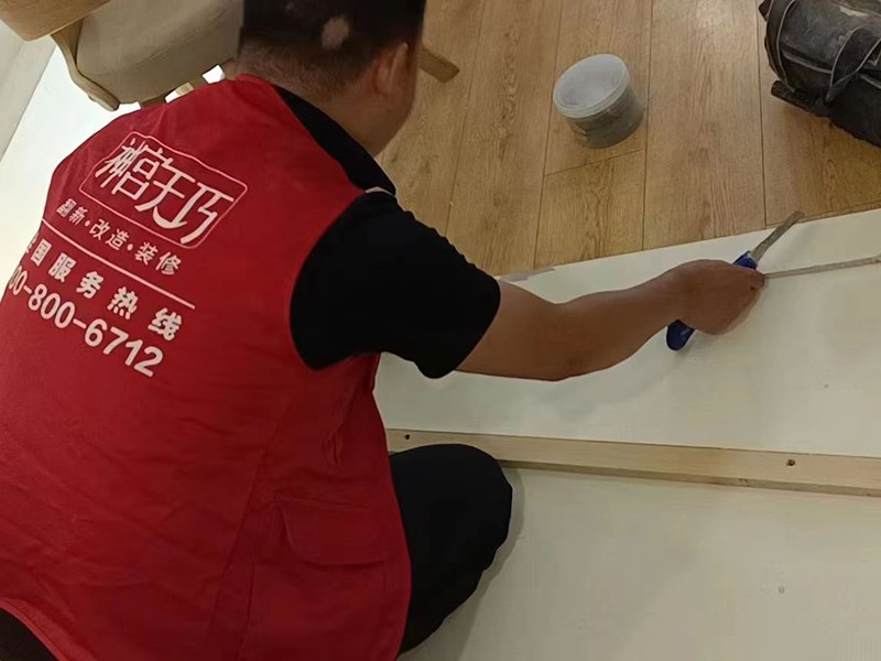 舊地板掉漆、劃痕、坑洼怎么辦？老房子地面簡單翻新方法介紹(圖1)
